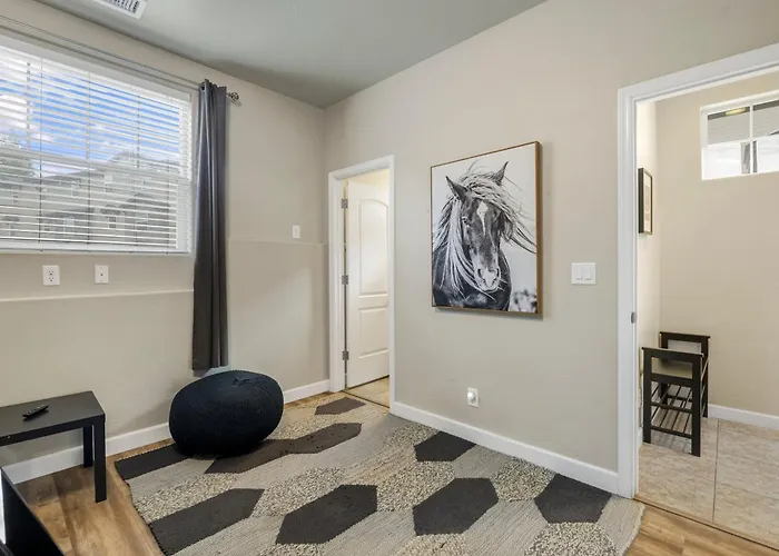 Villa Mountain Peaks Getaway 4br4ba Pet-friendly Ac Near Downtown Trails *